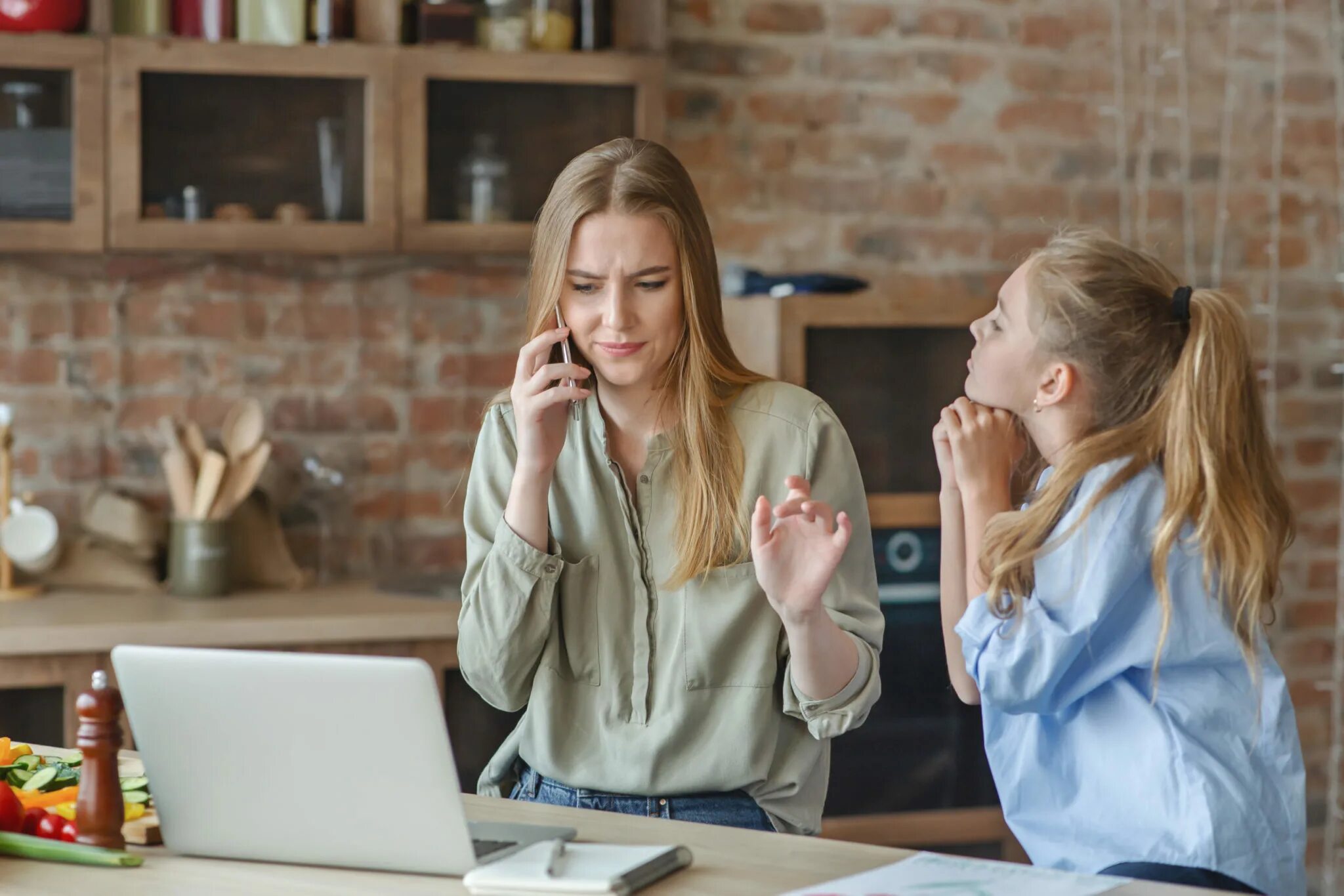 Шум детей по телефону. Кухня для детей. Девушка расхламление. Robles family ristorante almeria. Блоггер девушка общается с мамой.