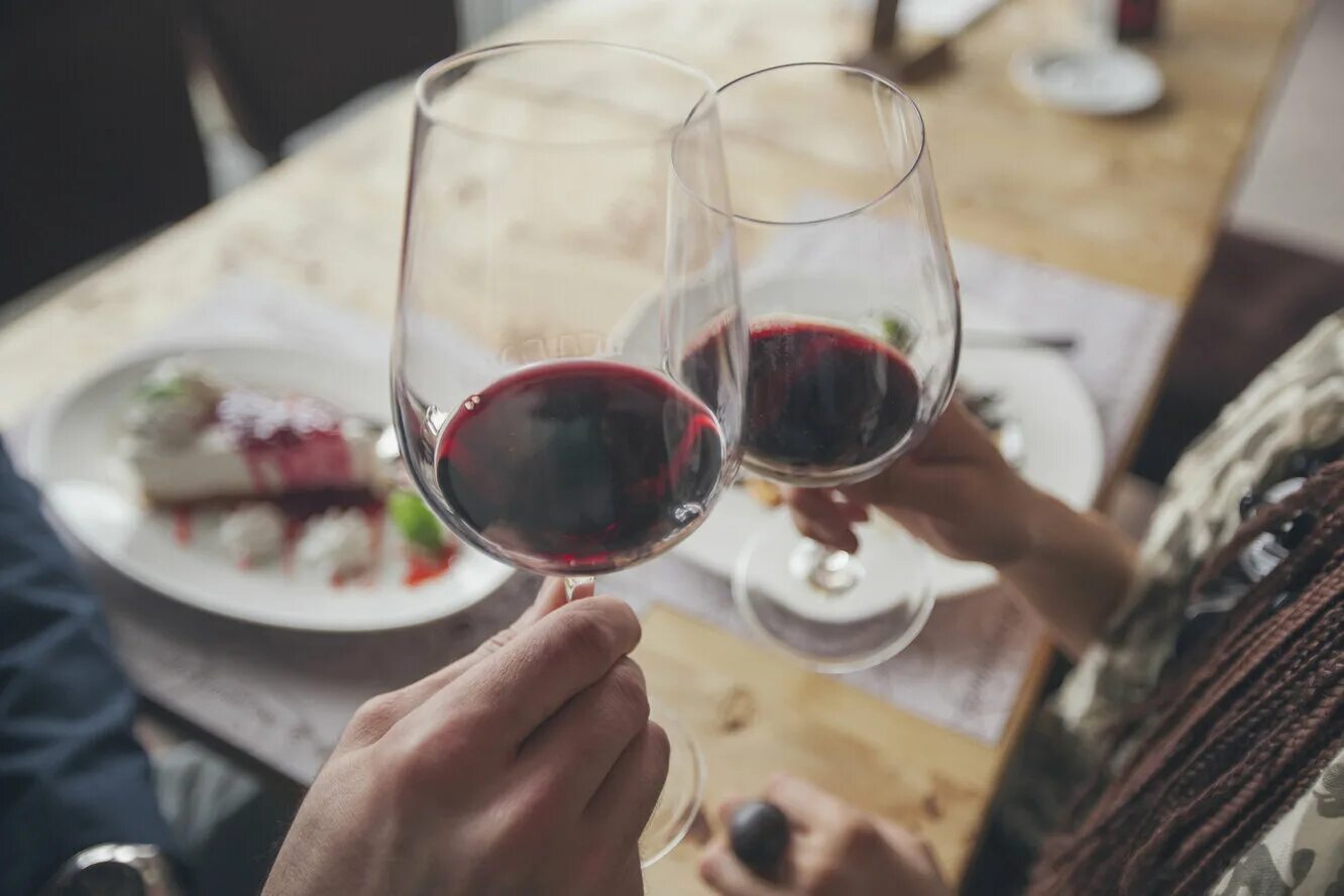 Пей вино ресторан. Бокал с вином. Бокал в руке девушки. Бокал вина в ресторане. Бокал красного вина в руке.