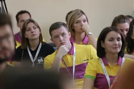 На конференцию собрались многочисленные делегации