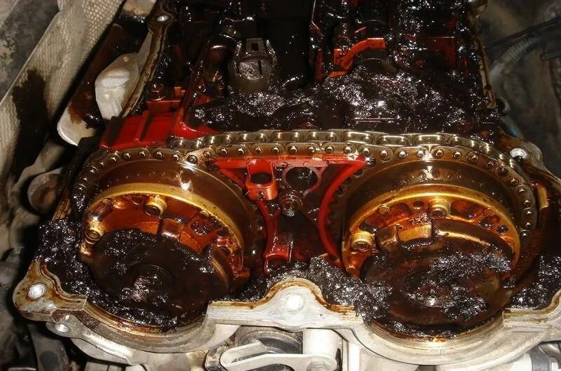 Черное моторное масло. Некачественное масло в двигателе. Отложения в двигателе. Двигатель после кастрола. Двигатель изнутри.