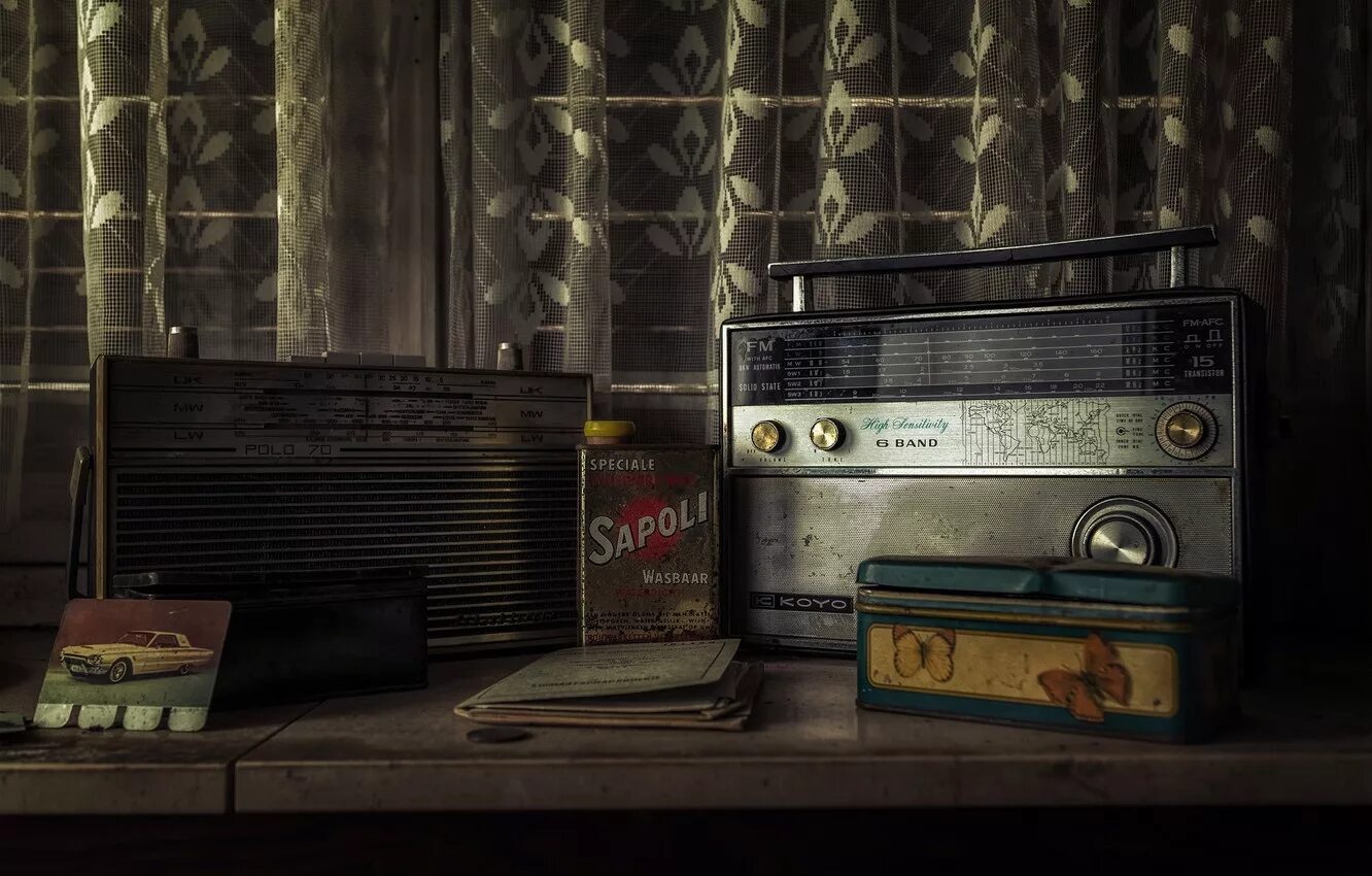 Светильник и радио true stalker. Сталкер радиоприемник. старый радиоприемник арт. радиоприемник на столе. стол для радиостанции.