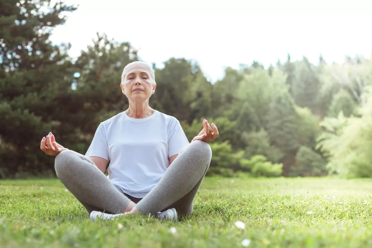 Включи медитация 10. Медитация пожилые. Пожилые люди медитируют. Медитация пенсионера. Пожилая женщина медитирует.