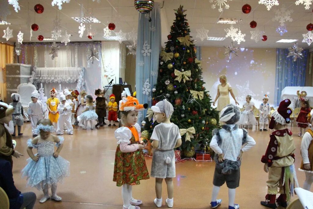 баба яга на утреннике в детском саду. новогодний утренник во второй младшей группе. зимний утренник. снеговик на утреннике в детском саду. танец снеговиков.