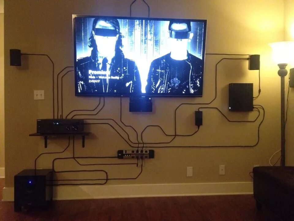 Пять повесить. Телевизор на стене. Спрятать кабель на стене. Провода от телевизора на стене. Телевизор на стене спрятать провода.