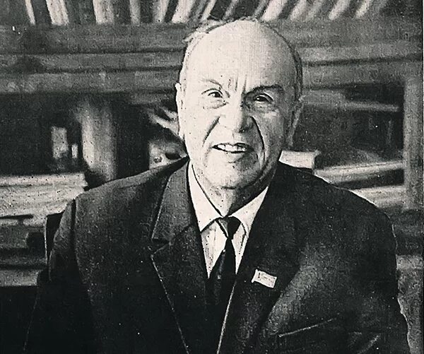 Кандрат крапива партрэт с биогарфией. Краткая биография кондрата крапивы. Дейл карнеги. Ци састарэлых герои кандрата крапівы. Портрет ,,кондрата крапивы,,.