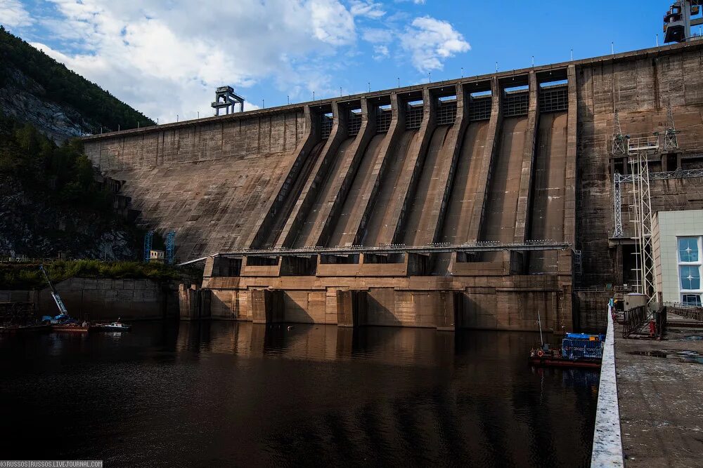 Зея зейская гэс. Плотина зейской гэс. Зейское водохранилище гэс. Зея амурская область гэс. Зейская электростанция.
