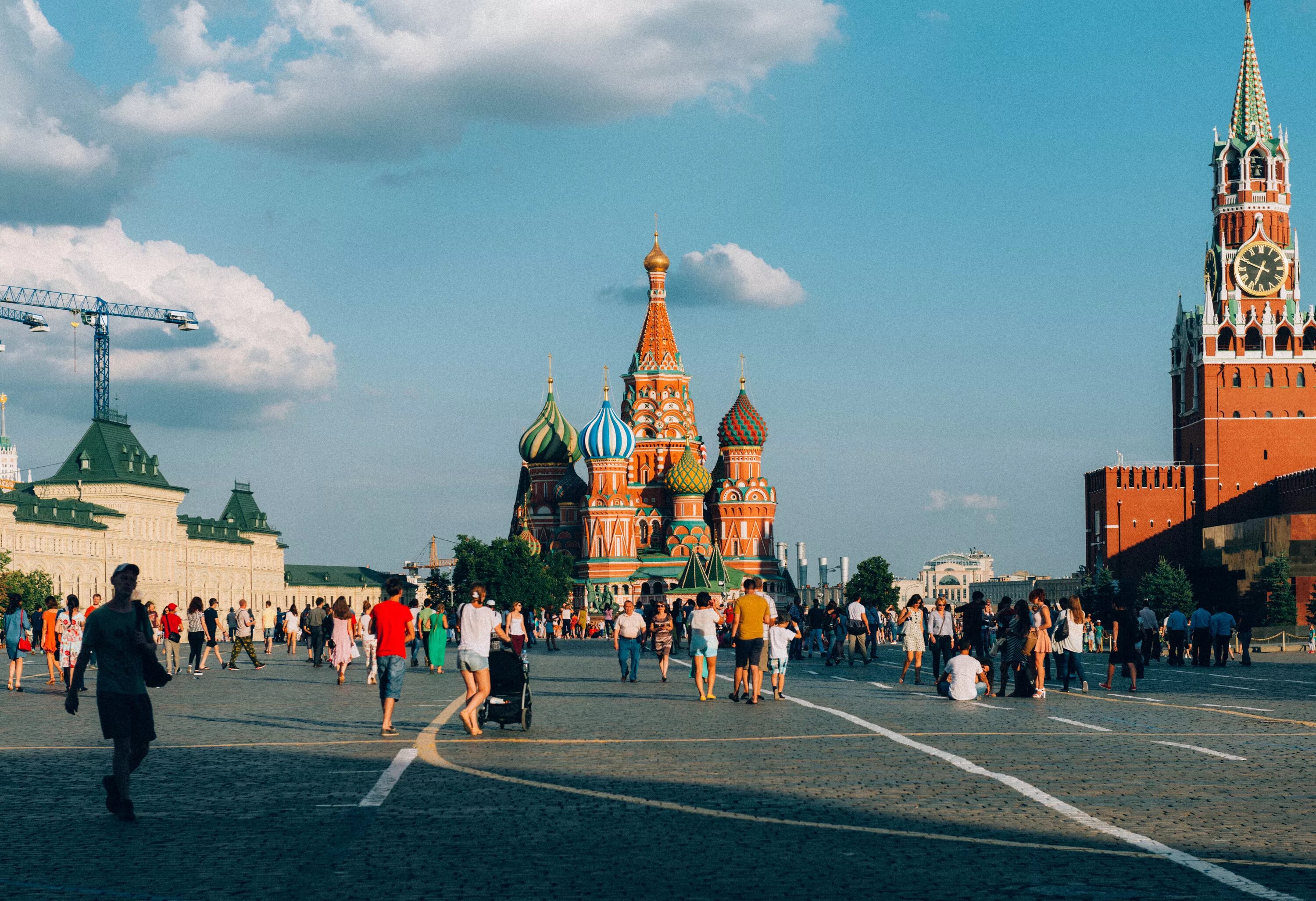 Время и место будут известны. Москва красная площадь лето. Москва красная площадь люди. Красная площадь летом. Туристы на красной площади.