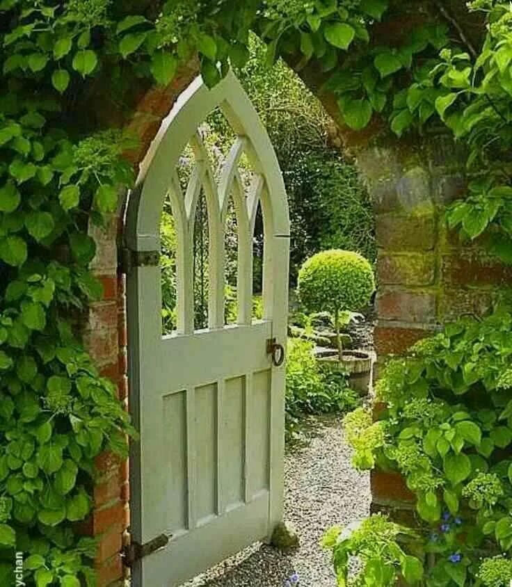 Открой ворота во двор. Английский дворик калитка в Англии. Гарден гейт (Garden Gate) плетистая. Плющ ворота поместье. Калитка в сад таинственный сад.