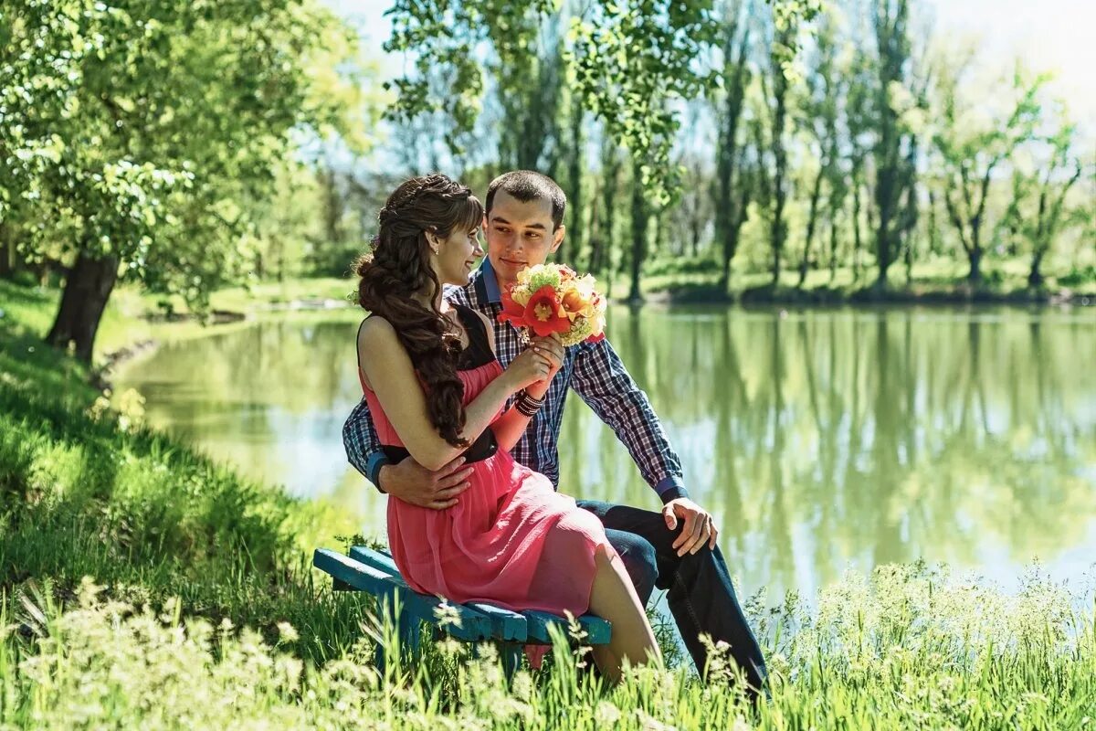 Погулять женщину. Прогулка влюбленных. Прогулочная фотосессия на природе. Фотосессия в парке. Влюбленность в парке лето.