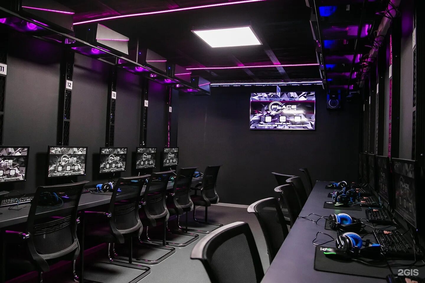 Дизайн лучшие компьютерные клубы. Дизайн компьютерного клуба. Вежливый персонал компьютерный клуб. Компьютерный клуб. Компьютерные игровые залы.