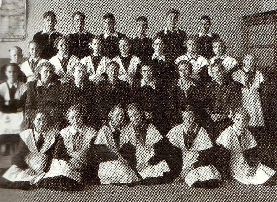 Века школа 90. Школьная форма до 1917 года в России. Школьная форма 1917 года в России. Школьная форма в России в 1834 году. Школьная форма в Российской империи до революции октября 1917г.