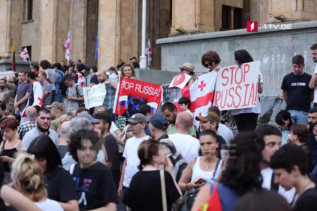 Грузия протесты 2004. Антироссийские протесты. Антироссийские протесты в Грузии. Митинг русских в Грузии.