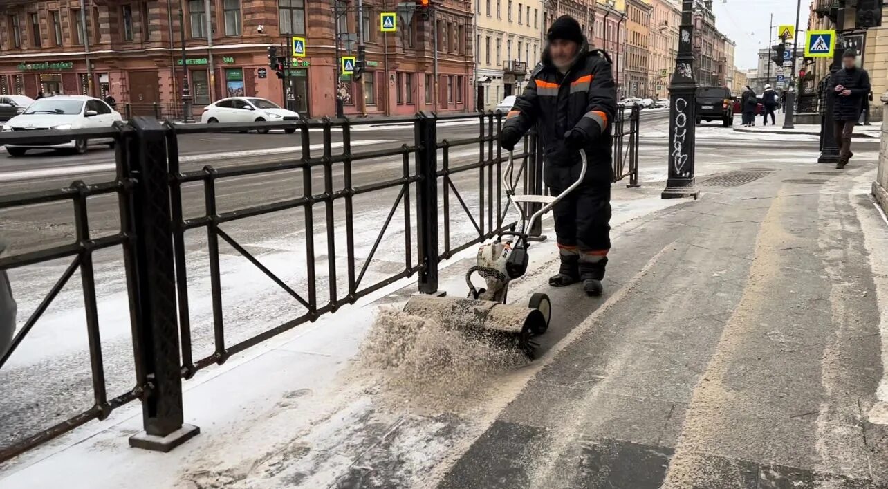 Когда придет тепло в спб 2024. Заснеженный Петербург. Снег. Снег в Питере. Сугробов лужи.