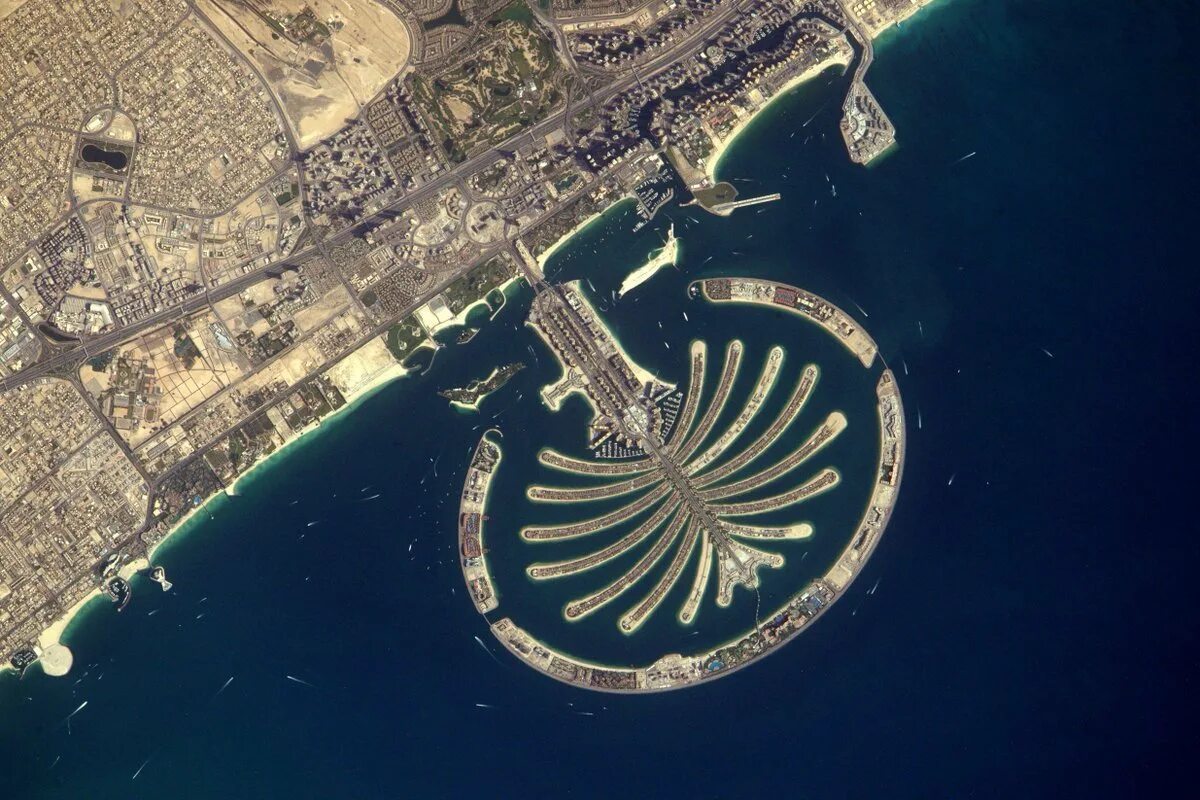 Остров в Дубае Палм-Джумейра. Пальма Джумейра Дубай. Пальм Джумейра Palm Jumeirah. Искусственный остров Пальма Джумейра.