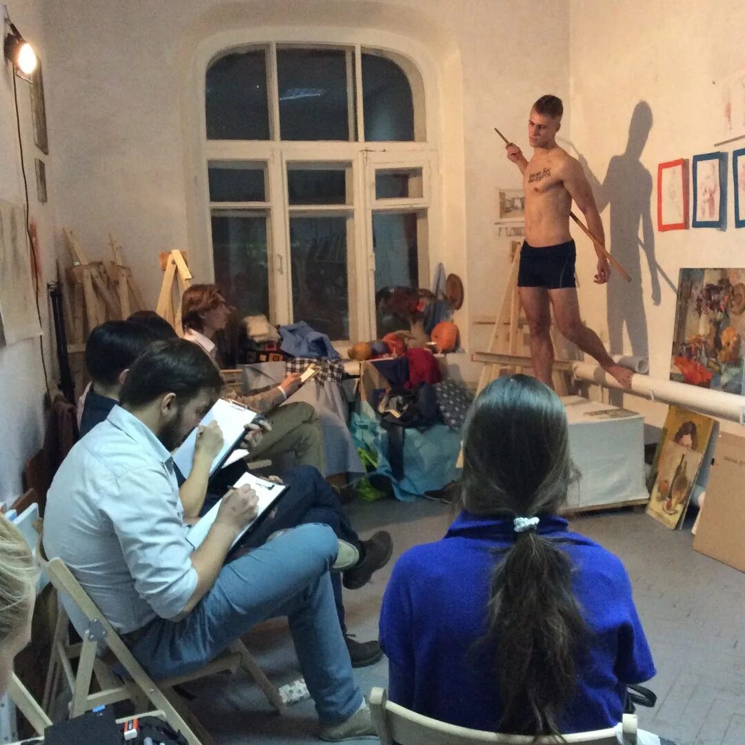 натурщица позирует студентам. женщина позирует художнику. позирует художнику. натурщица в студии. рената кондратец натурщица.