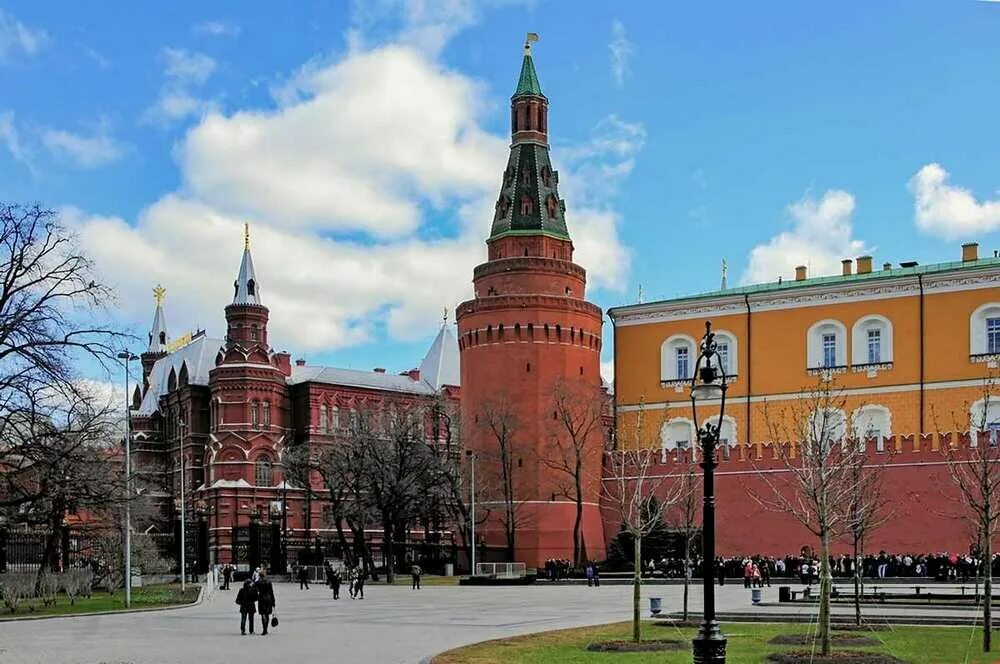 Сады московского кремля. Угловая Арсенальная башня Московского Кремля. Московский Кремль Александровский сад. Башня Кремля Александровский сад. Красная площадь Александровский сад.