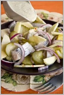 Салат с селедкой и маринованными огурцами