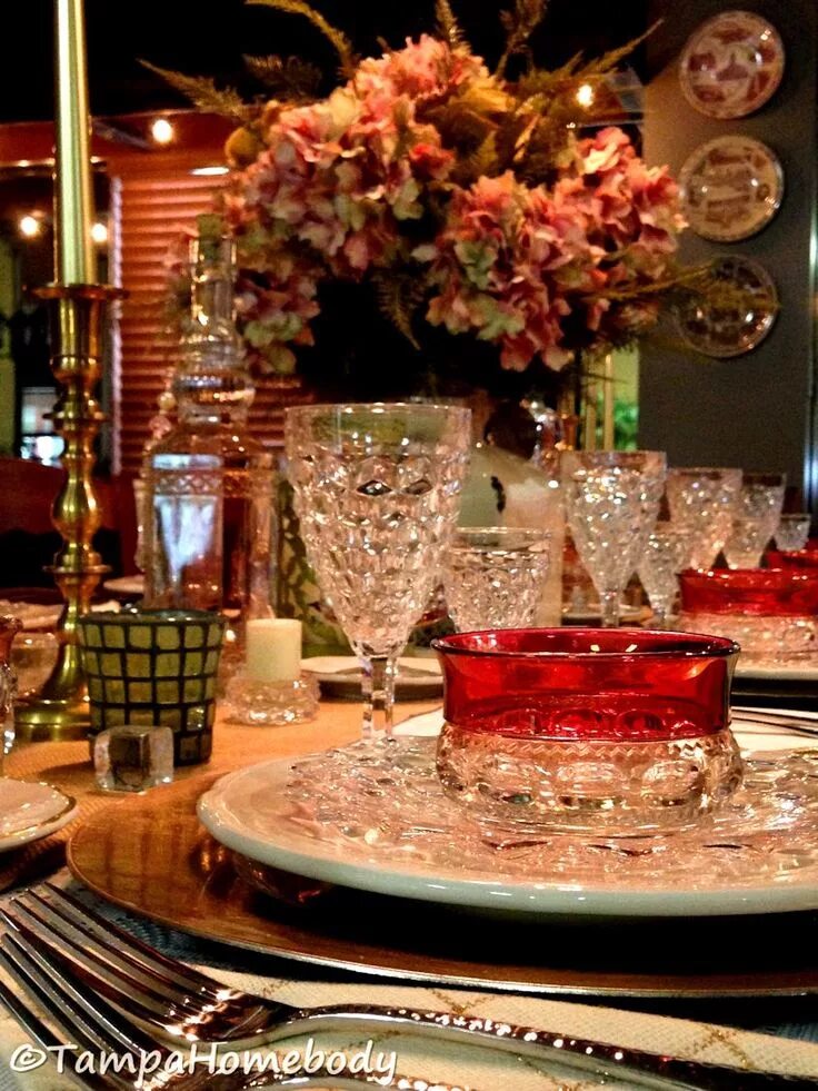 Хрусталь в современной сервировке. Сервировка стола с хрусталем. Современная стеклянная посуда хрусталь. Сервировка хрусталем. Сервировка хрустальной посудой.