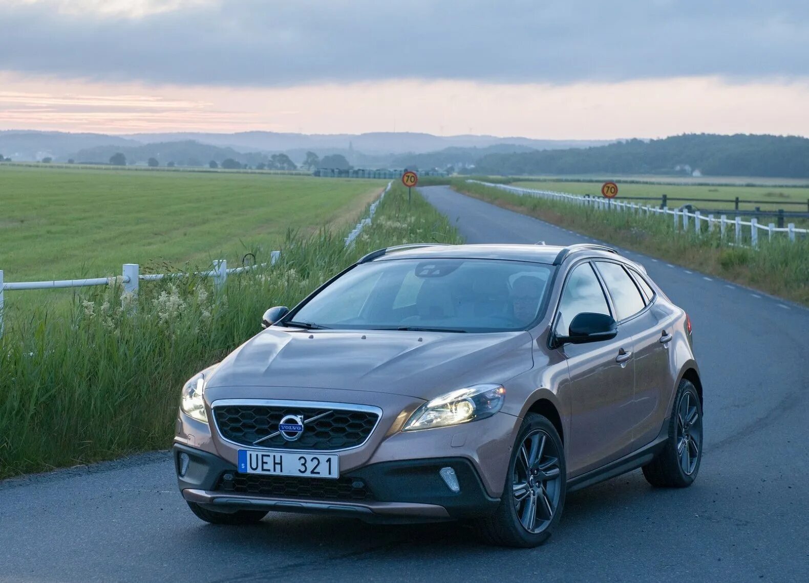 Вольво в40 кросс кантри. Вольво v40 cross country. volvo v40 2014. volvo v40 cross country 2014.