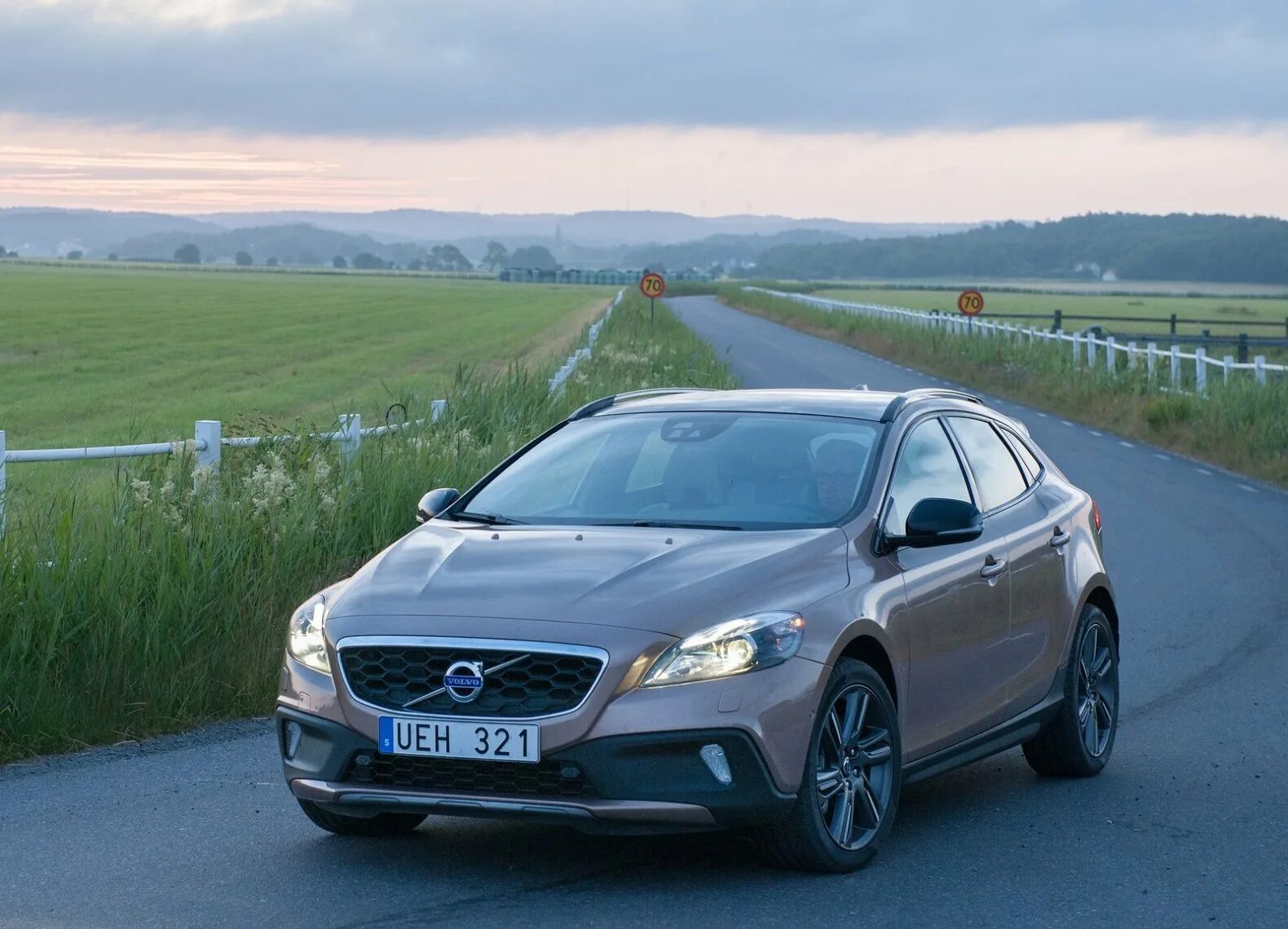 Почему машина вольво. Вольво v40 Cross Country. Volvo v40 2014. Volvo v40 Cross Country 2014. Volvo v40 СС.