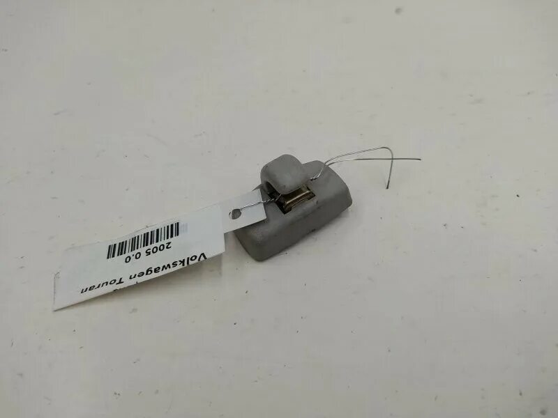 Крепление b3. Снять держатели солнцезащитного козырька на volkswagen passat b5. Крепление глушителя т4 фольксваген транспортер. 3b0857561b кронштейн козырька. Крючок солнцезащитного козырька ланос.