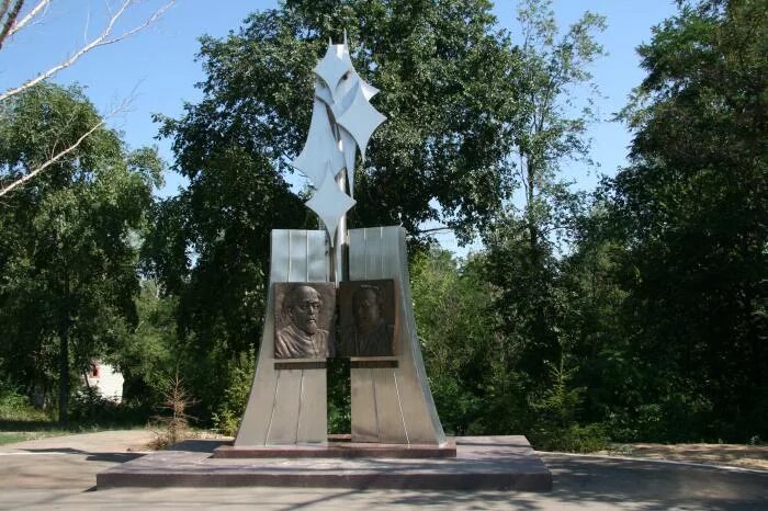 Лабинск гагарина. Мемориальный комплекс Гагаринское поле Саратов. Парк покорителей космоса им. Юрия Гагарина. Село Смеловка. Мемориал Гагарина в Энгельсе.