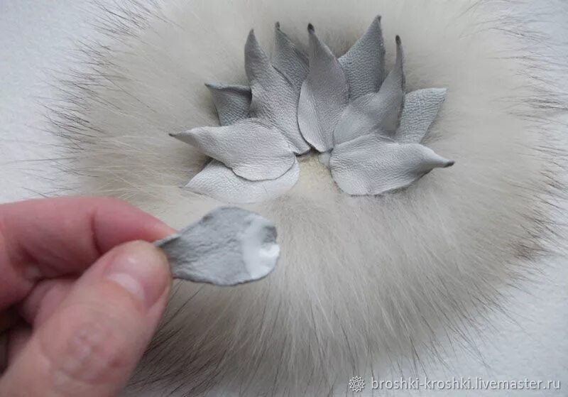Брошь из меха. Цветы из меха. Брошь из меха мастер класс. Резинка из меха. Мастер класс мех.