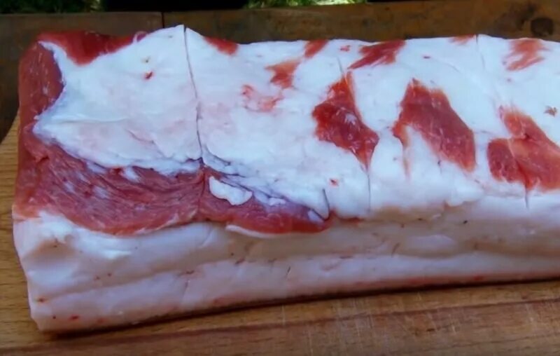 Соленое сало в фарш. Сало. сало с прослойкой. сало с мясной прослойкой. сало в рассоле.