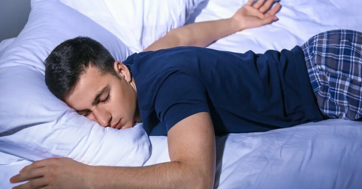 Спящие глаза. Спящий человек. Спящие с открытыми глазами. Брюнетка с мокрыми волосами. Сонный мужчина.