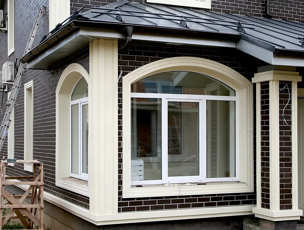 Обрамление окон на фасаде. Европласт обрамление окон. Обрамление фасада. Фасадный декор из пенополистирола дом. Европласт фасадный декор.