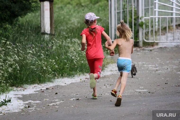 Последствия мощного золотого дождика оказались весьма приятными для двух юных дев