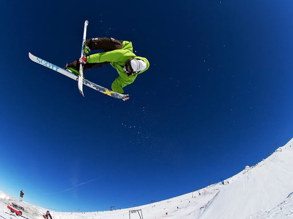 фристайл слалом. лыжник фристайл. лыжный спорт. горы лыжи. фристайл скиинг.