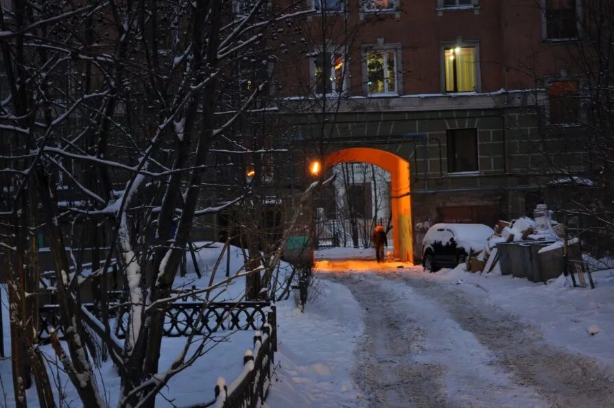 пятиэтажка зимой. русский зимний двор. зима во дворе. зимний вечер во дворе. российский двор зимой.