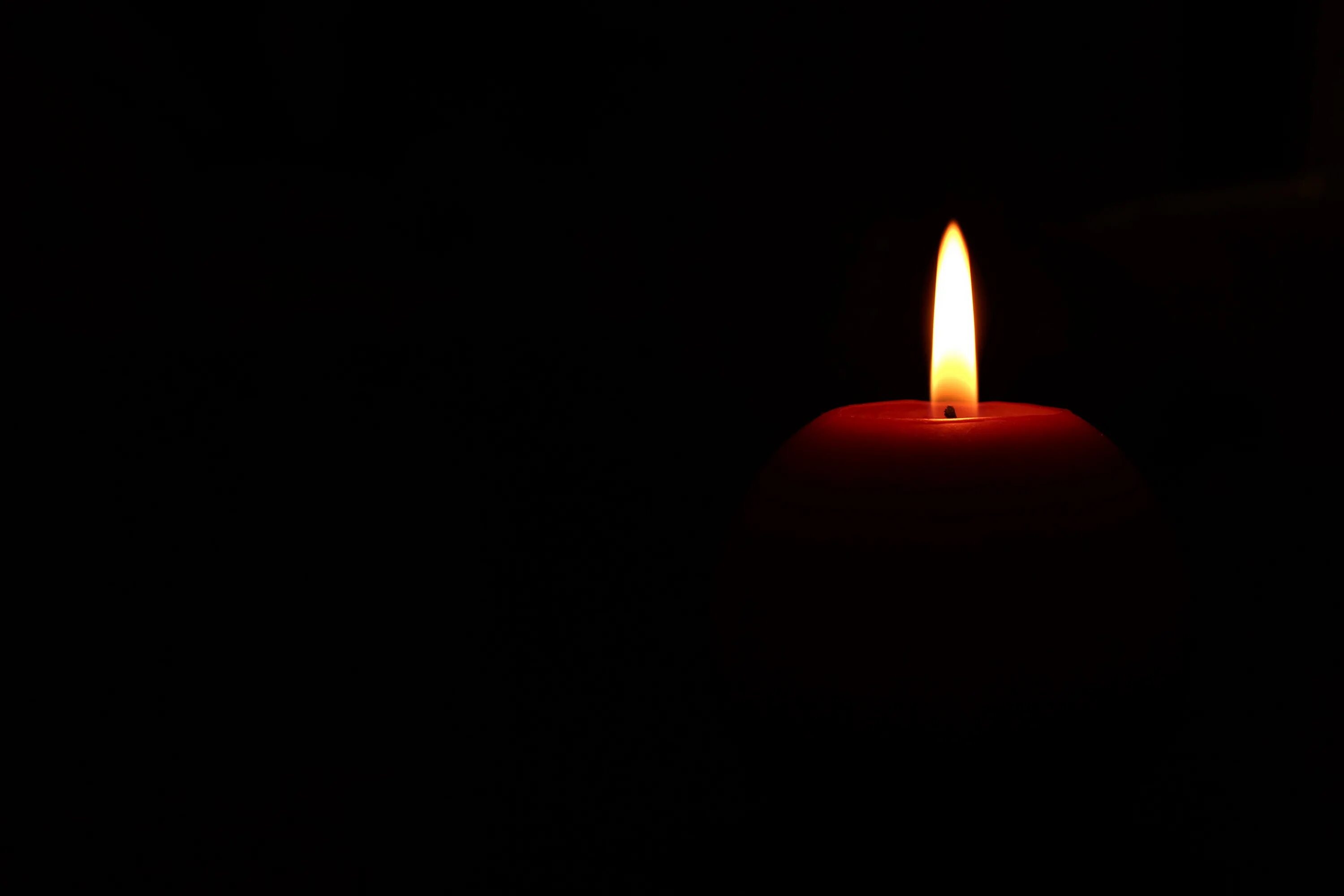Поминальная свеча. Траурная свеча. Свеча скорби. Свеча на черном фоне. Свеча скорбим.