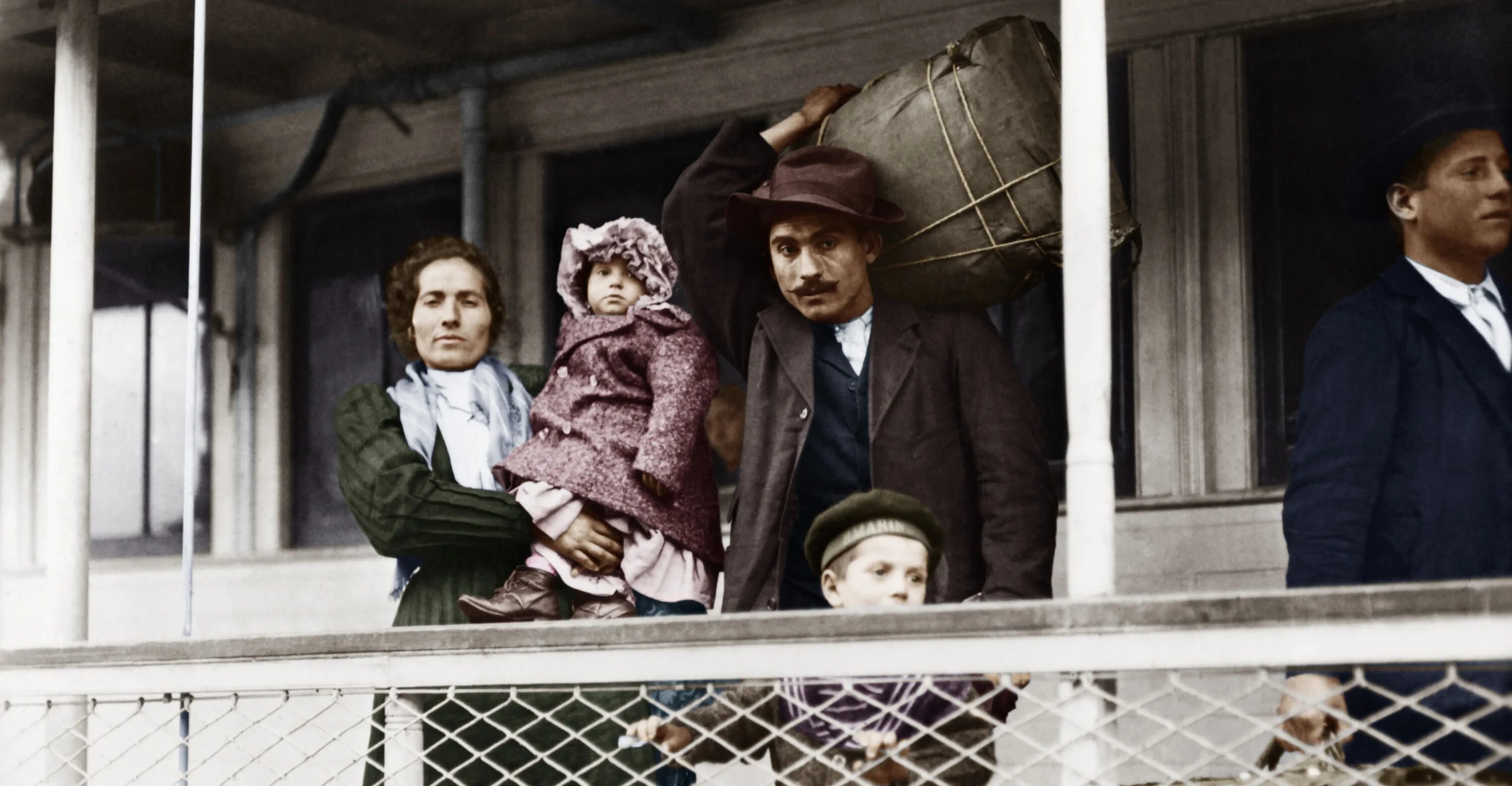 Гастарбайтеры в москве. Эмигрант 23. Шохин глазьев чубайс в австрии. Много таджиков. Мигранты.