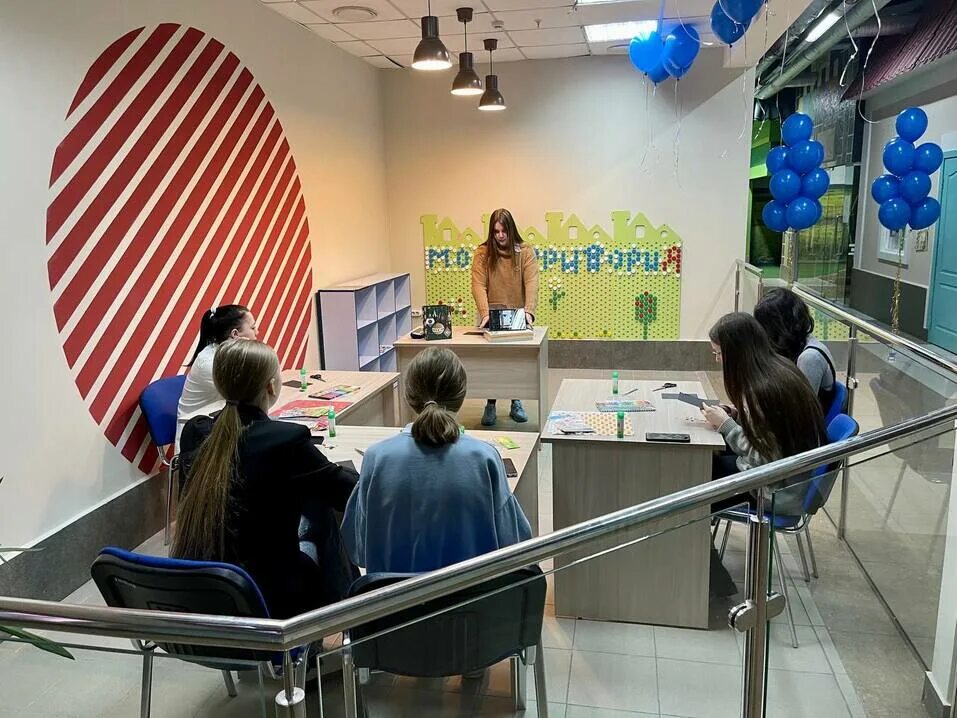 Открыть досуговый центр. Молодежное пространство. подростковый досуговый центр. досуговый центр для детей. подростки в торговом центре.