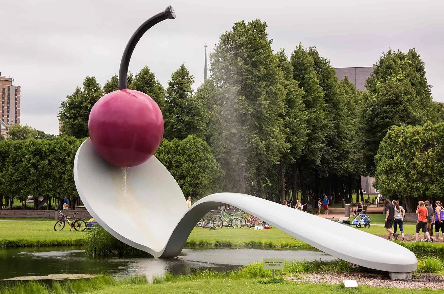 Парк фигуры. Minneapolis Sculpture Garden. Современная Парковая скульптура. Современные скульптуры в парке. Фигуры для парков и скверов.