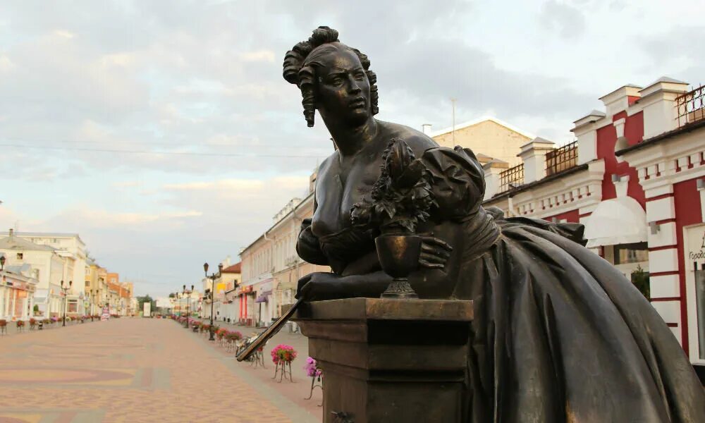 Тамбовская купчиха памятник. Памятник тамбовской казначейше. Памятник казначейше в тамбове. Памятник тамбовской казначейше. Тамбовская казначейша лермонтов памятник.