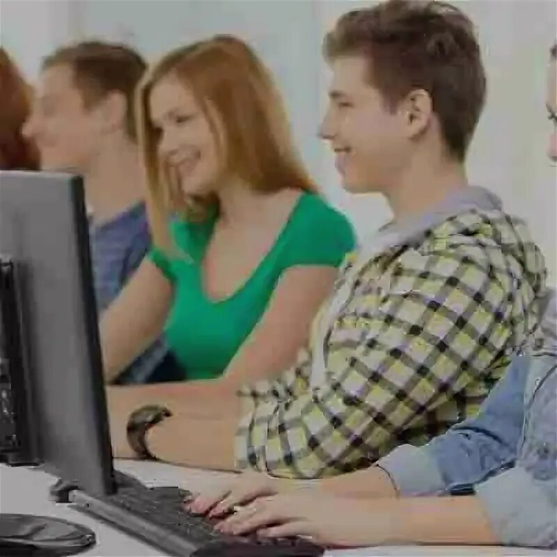 Перед компьютером. Пользователь пк. Группа людей за компьютером. Изучение программы. Пользователь пк курсы.