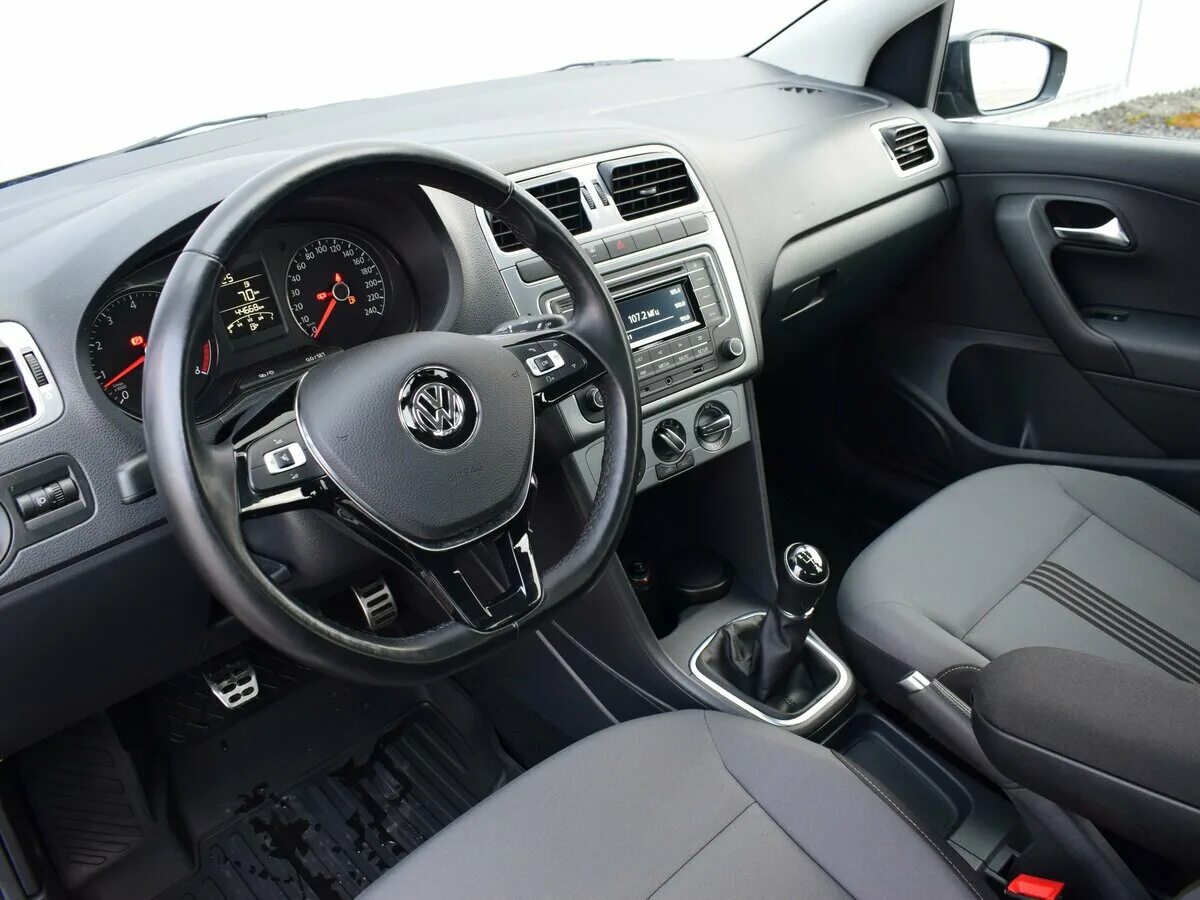 Volkswagen Polo 2017 салон. Volkswagen Polo 5 Рестайлинг салон. Фольксваген поло 2015 года салон механика. Фольксваген поло 2017 механика. Поло торпедо