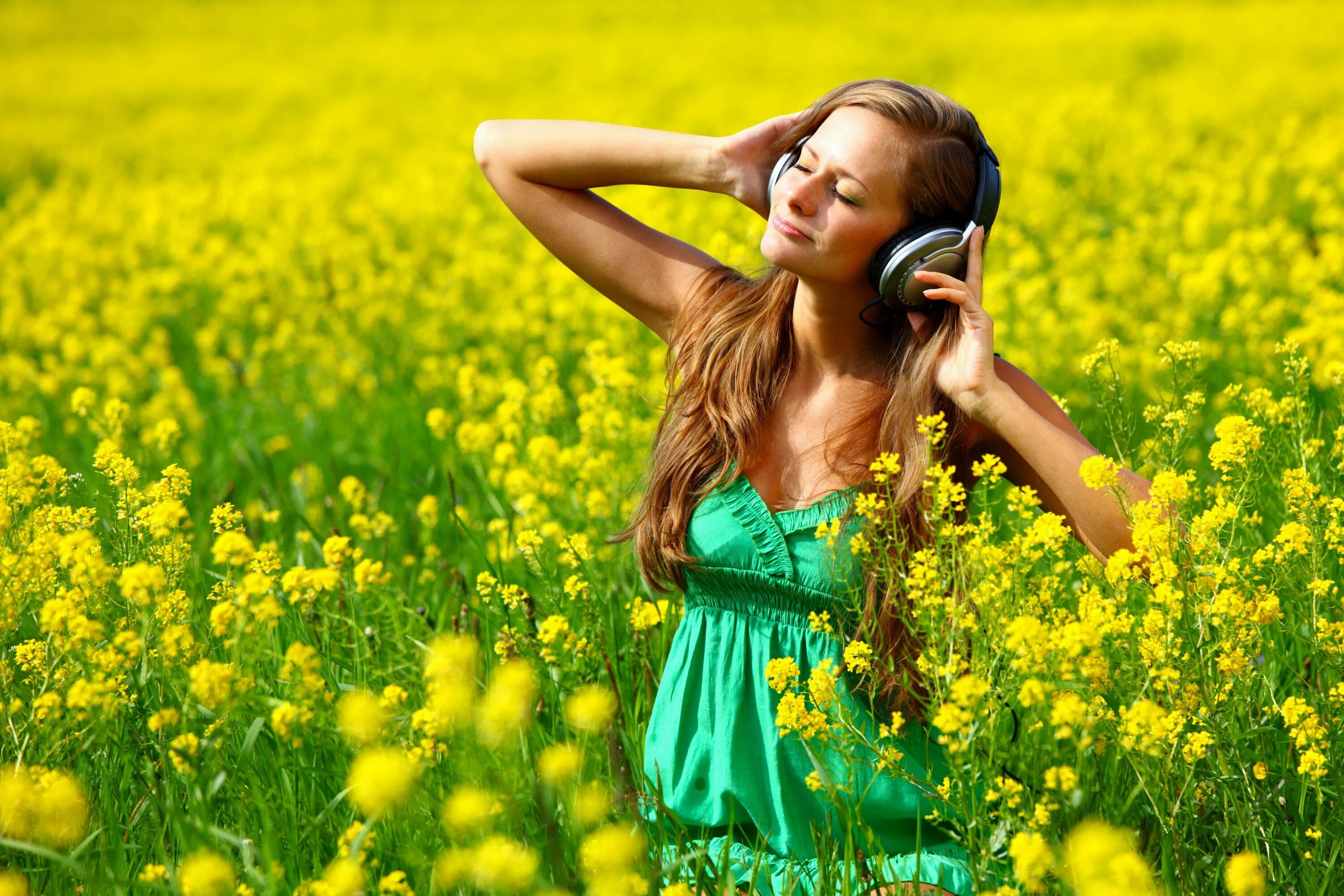 Красивая музыка и песни слушать. Девушка лето. Счастливая девушка. Девушка в зеленом поле. Радостная девушка.