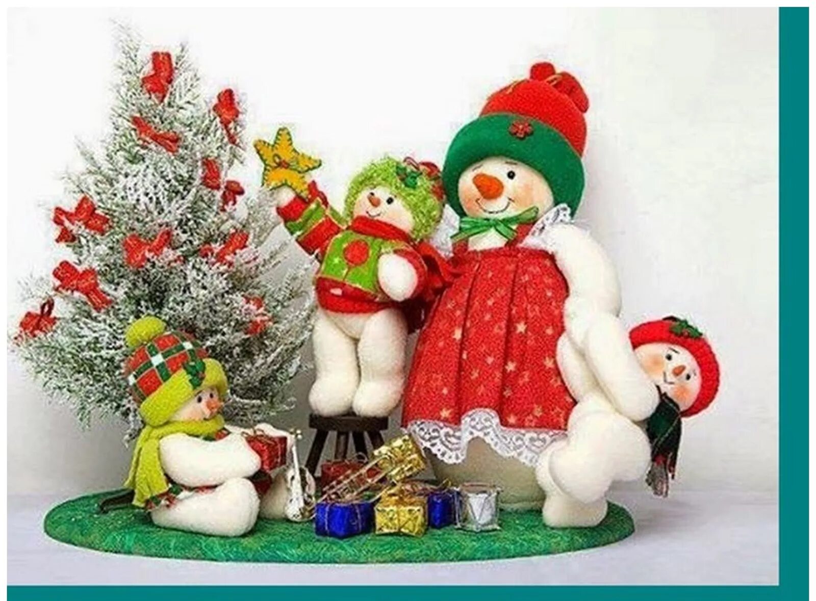 семья снеговиков своими руками. семья снеговиков своими руками. семья снеговиков своими руками. забавный снеговик поделка. зимняя композиция из снеговиков.