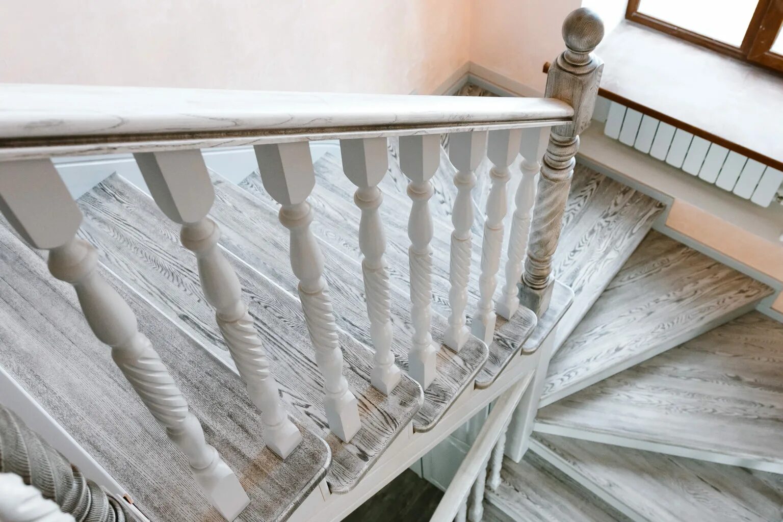 Покраска ступеней деревянной лестницы. Лестница прованс патирование. краска для лестницы деревянной. ступени с патиной. покрасить лестницу деревянную.
