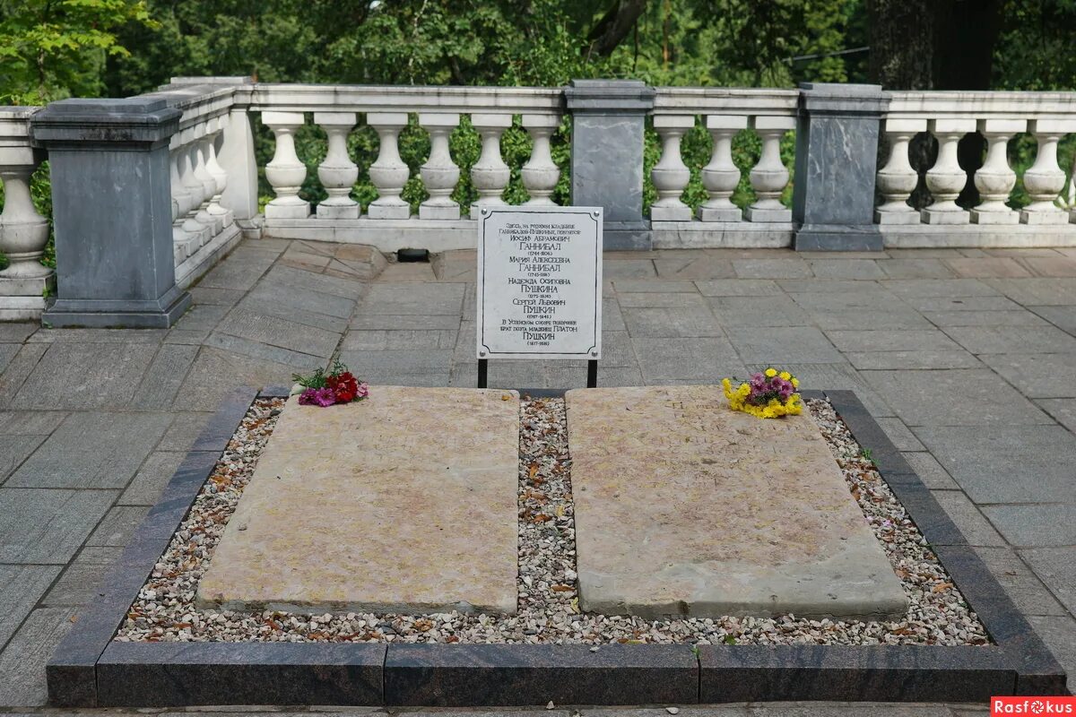 усыпальница пушкиных ганнибалов. могила родителей пушкина. александр пушкин могила. святогорский монастырь могила пушкина. александр сергеевич пушкин могила в святогорском монастыре.