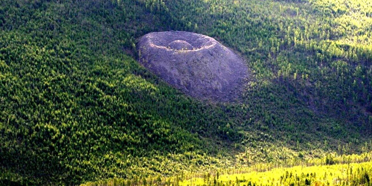 Патомский кратер. Патомский кратер в иркутской. Патомский кратер гнездо огненного орла. Кратер в сибири патомский. Гнездо огненного орла кратер.