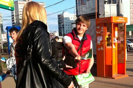 Раздача листовок у метро