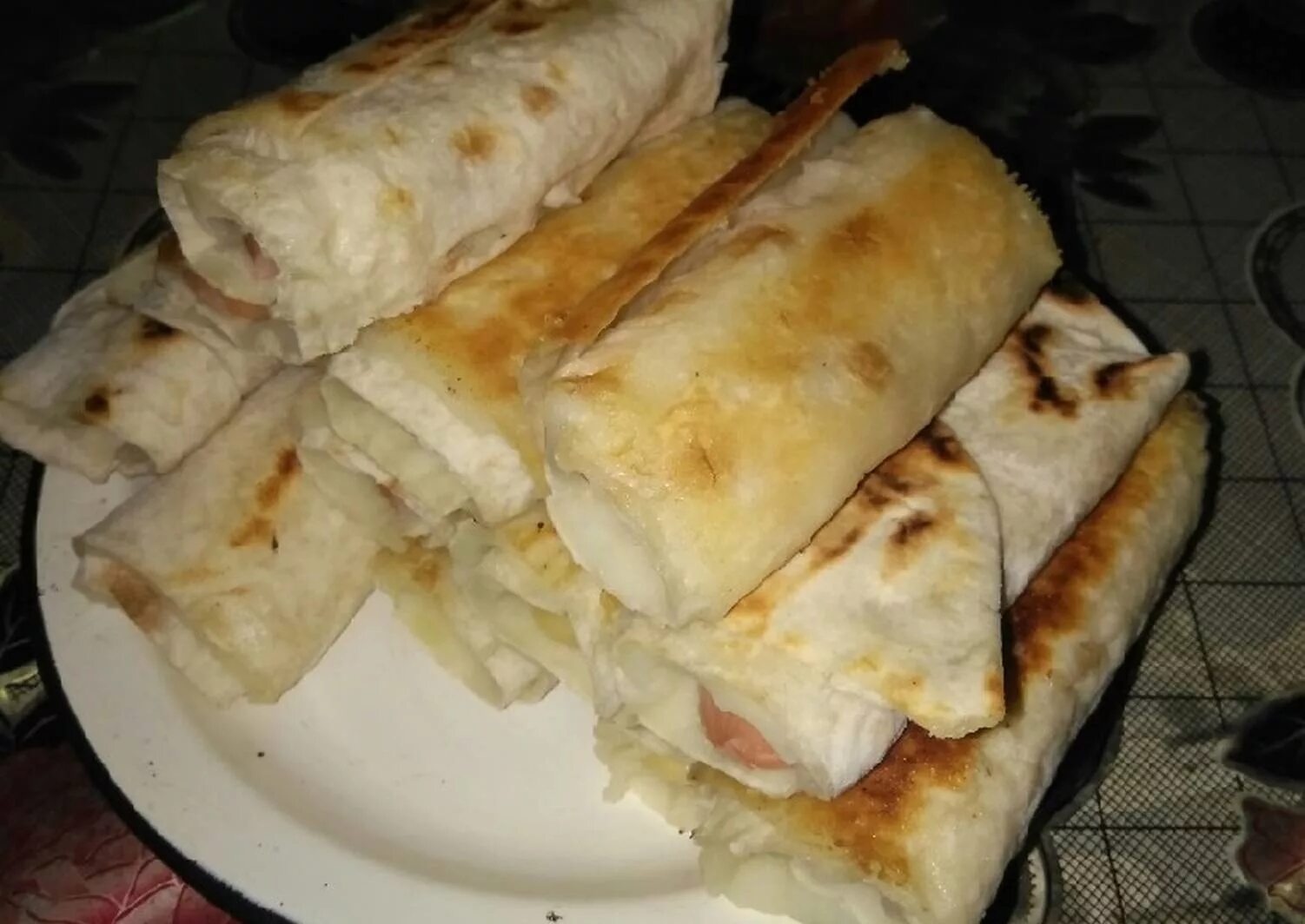 трубочки из лаваша с творогом. лаваш с творогом и зеленью. трубочки из лаваша с сыром. трубочки из лаваша с сыром. трубочки с творогом из лаваша на сковороде.