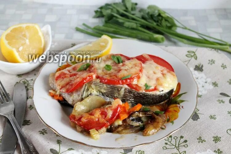 Рыба с баклажанами. Тарелка баклажан. Рыба с баклажанами. Рыба с баклажанами в духовке. Рулетики из форели с беконом.