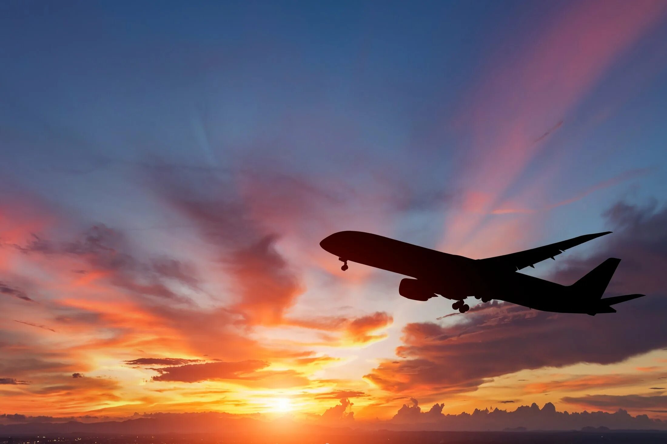 Улетающий самолет. Самолет в грозу. Боинг 737 флай дубай катастрофа. Самолет был в полете 10 часов. Самолет в небе.