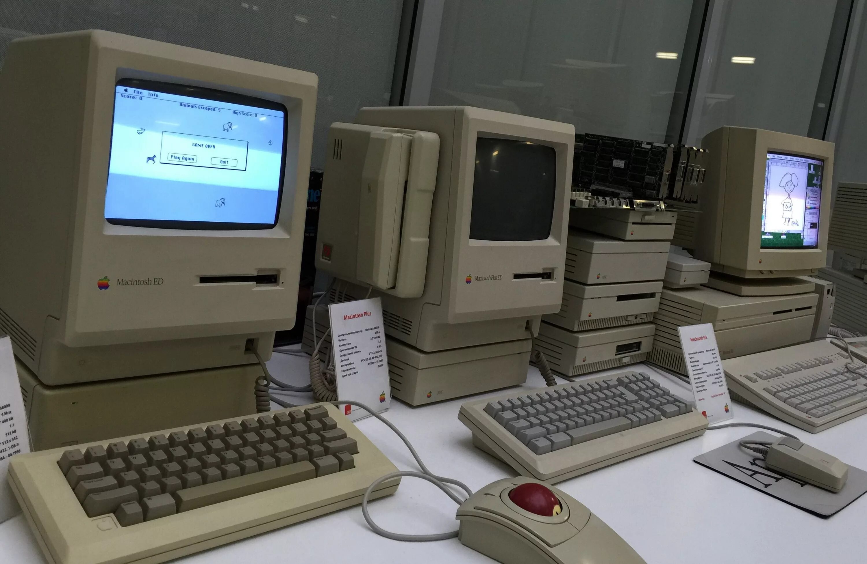 Apple Macintosh 1984. Первый Macintosh 1984. Макинтош Apple 1984. Компьютер Эппл макинтош 1984.